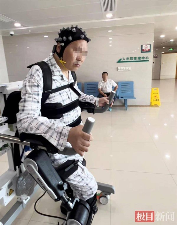 长沙股票配资平台 协和医院脑机接口医工融合病房启用，下肢瘫痪患者靠意念重新站立“行走”